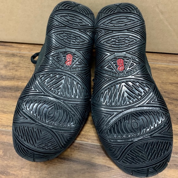 Nike Kyrie Basketball Shoes - Picture 3 of 3
